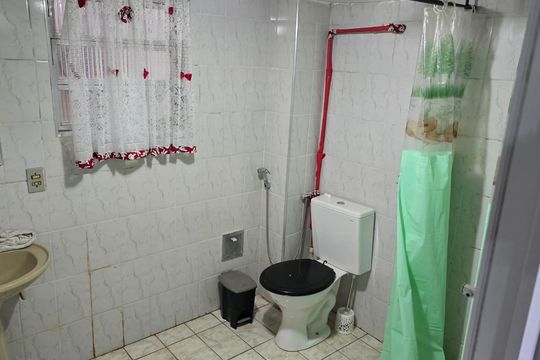 Banheiro de casa para alugar com 2 quartos, 54m² em Saboó, Santos