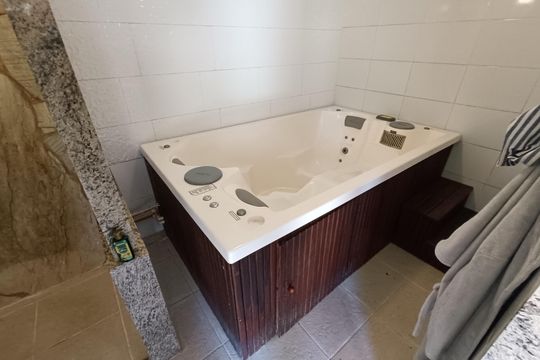 BANHEIRO 4 AREA COMUM SAUNA de casa para alugar com 4 quartos, 242m² em Nova Cidade, Rio das Ostras