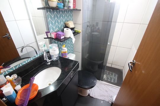 Banheiro de apartamento à venda com 2 quartos, 42m² em Califórnia, Contagem