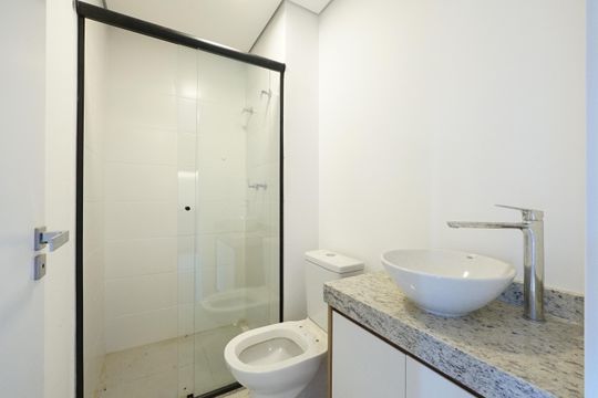 Banheiro de kitnet/studio para alugar com 1 quarto, 29m² em Vila Dom Pedro I, São Paulo