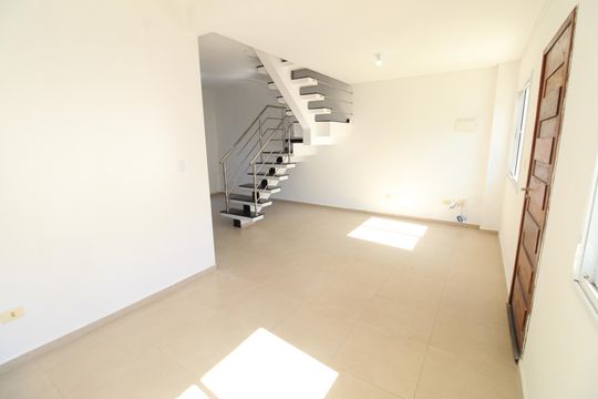 Sala de casa de condomínio para alugar com 2 quartos, 84m² em Chácaras São José, São José dos Campos