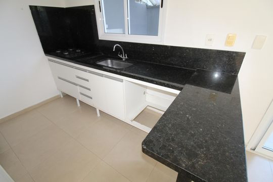 Cozinha de casa de condomínio para alugar com 2 quartos, 84m² em Chácaras São José, São José dos Campos