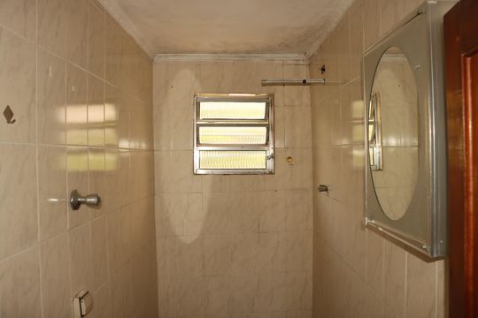Banheiro social de casa para alugar com 1 quarto, 80m² em Vila Margarida, São Paulo