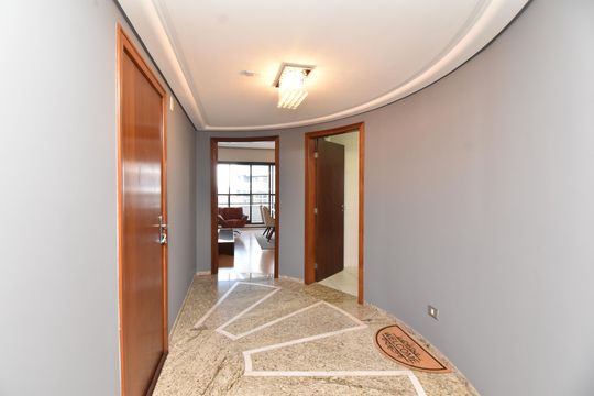 Hall de entrada de apartamento para alugar com 3 quartos, 249m² em Cristo Rei, Curitiba