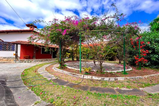 Casa à venda com 3 quartos, 6950m² em Pampulha, Belo Horizonte