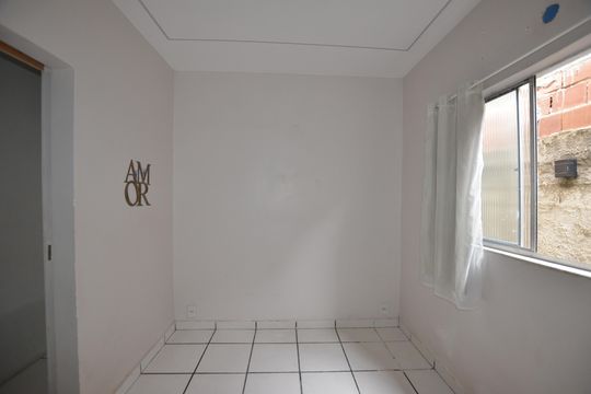 Quarto 2 de casa para alugar com 2 quartos, 60m² em Vila Militar, Rio de Janeiro