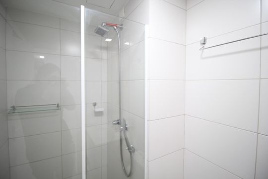 Banheiro de apartamento para alugar com 1 quarto, 47m² em Jardim do Salso, Porto Alegre