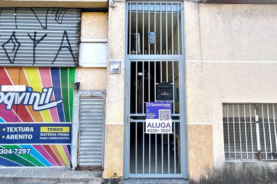 Placa instalada na fachada do imóvel  de apartamento para alugar com 2 quartos, 45m² em Vila Galvão, Guarulhos
