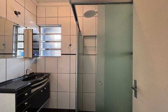 Banheiro Social de apartamento para alugar com 2 quartos, 76m² em Vila Imperio, São Paulo