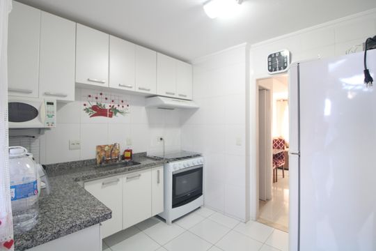 Cozinha de casa de condomínio para alugar com 2 quartos, 65m² em Jardim Cristal, São Paulo