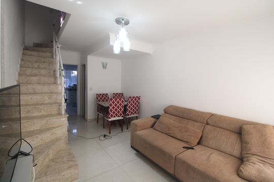Sala de casa de condomínio para alugar com 2 quartos, 65m² em Jardim Cristal, São Paulo