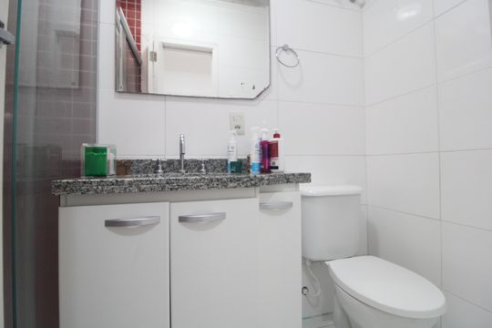 Banheiro de casa de condomínio para alugar com 2 quartos, 65m² em Jardim Cristal, São Paulo