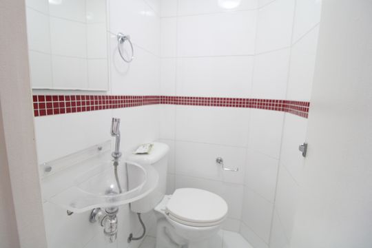 Lavabo de casa de condomínio para alugar com 2 quartos, 65m² em Jardim Cristal, São Paulo