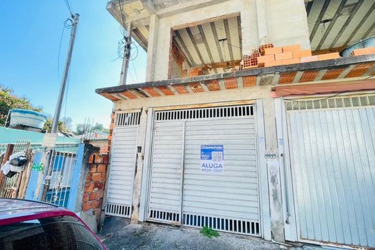 Fachada com placa Instalada de casa para alugar com 4 quartos, 160m² em Parque Mirante da Mata, Cotia