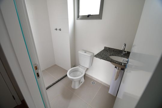 Banheiro Suíte de apartamento à venda com 2 quartos, 66m² em Mansões Santo Antônio, Campinas