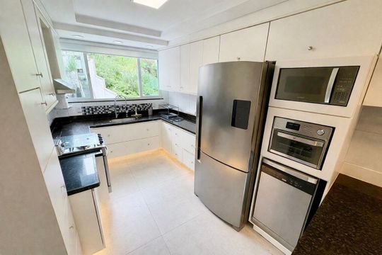 Cozinha de casa de condomínio à venda com 5 quartos, 500m² em Jardim Sulacap, Rio de Janeiro