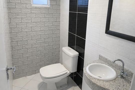 Banheiro de casa de condomínio à venda com 5 quartos, 500m² em Jardim Sulacap, Rio de Janeiro