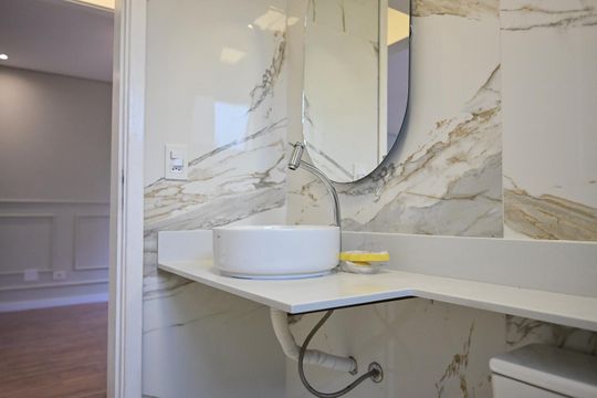 Banheiro de apartamento para alugar com 2 quartos, 76m² em Chácara Agrindus, Taboão da Serra