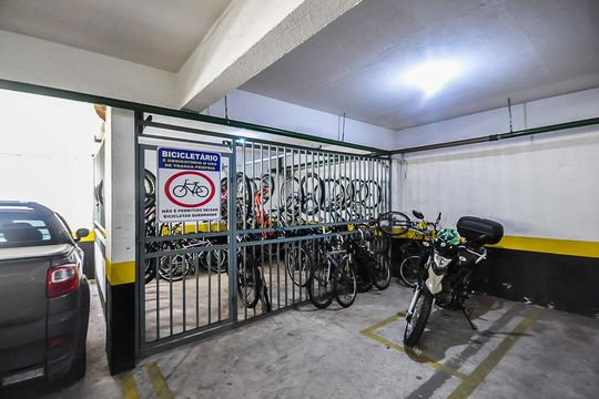 Bicicletário de apartamento para alugar com 2 quartos, 76m² em Chácara Agrindus, Taboão da Serra