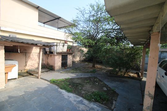 Quintal - Frente de casa à venda com 4 quartos, 130m² em Vaz Lobo, Rio de Janeiro