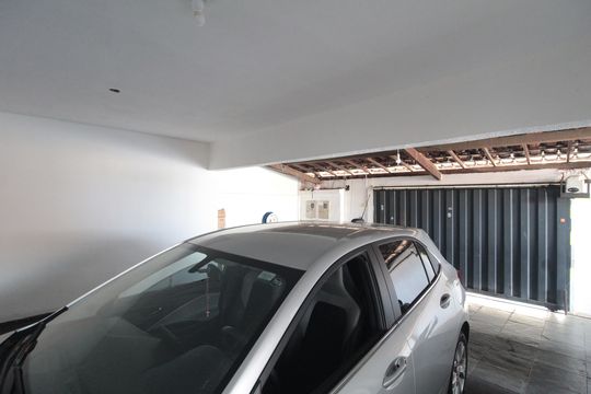 Garagem de casa para alugar com 3 quartos, 120m² em Europa, Belo Horizonte