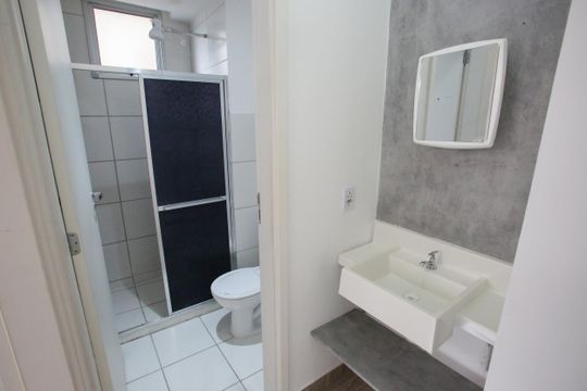 Banheiro de apartamento para alugar com 2 quartos, 56m² em Taquara, Rio de Janeiro