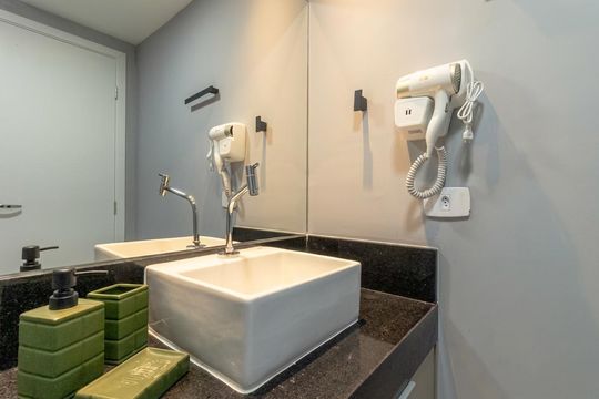 Banheiro de apartamento para alugar com 1 quarto, 25m² em Pompeia, São Paulo
