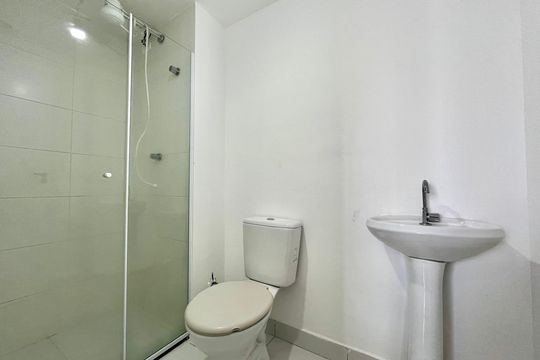 Banheiro da Suíte de apartamento para alugar com 1 quarto, 28m² em Jardim Itacolomi, São Paulo