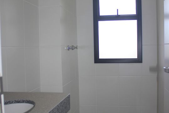 Banheiro social de apartamento à venda com 2 quartos, 69m² em Vila Rosalia, Guarulhos