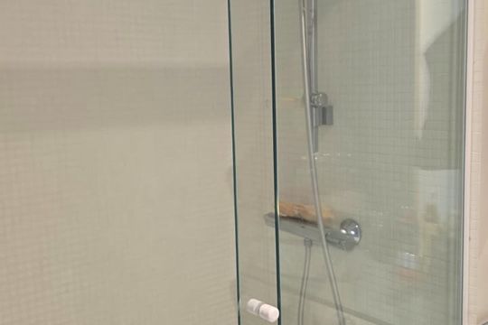 Banheiro de apartamento à venda com 2 quartos, 70m² em Cambuí, Campinas