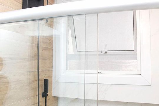 Banheiro de apartamento à venda com 1 quarto, 42m² em Rio Branco, Porto Alegre