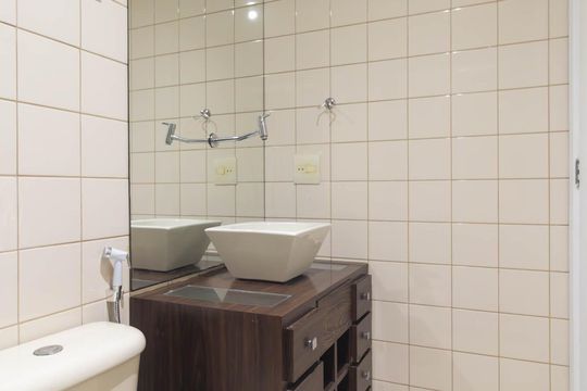 Banheiro de apartamento para alugar com 2 quartos, 38m² em Maria Paula, São Gonçalo