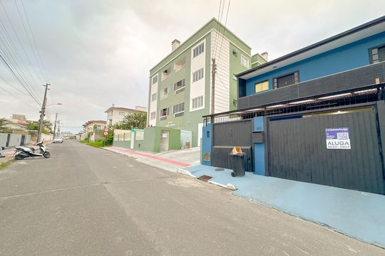 Fachada de apartamento para alugar com 2 quartos, 50m² em Ceniro Martins, São José