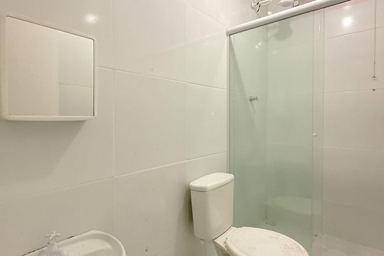 Banheiro de apartamento para alugar com 2 quartos, 50m² em Ceniro Martins, São José