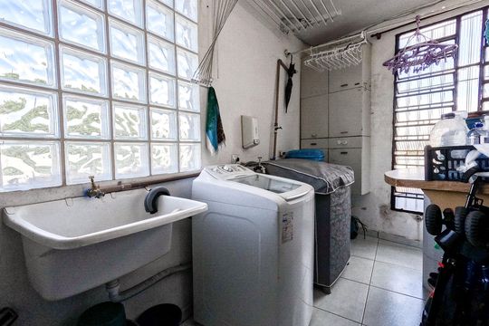 Lavanderia de casa à venda com 3 quartos, 250m² em Vila Jaraguá, São Paulo