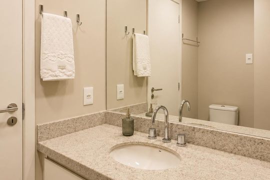 Banheiro de kitnet/studio para alugar com 1 quarto, 25m² em Farroupilha, Porto Alegre