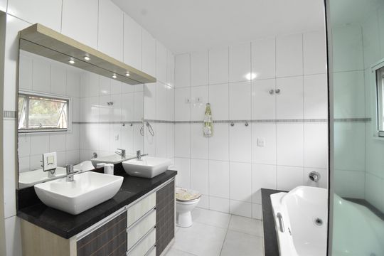 Banheiro da Suíte de casa de condomínio para alugar com 4 quartos, 380m² em Ganchinho, Curitiba
