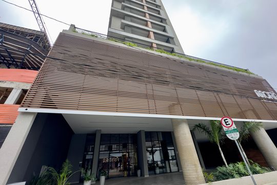 Fachada de apartamento para alugar com 2 quartos, 53m² em Centro, Curitiba
