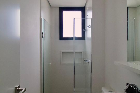 Banheiro de apartamento para alugar com 2 quartos, 53m² em Centro, Curitiba