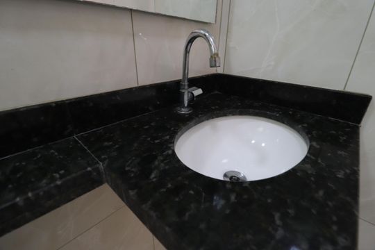 Banheiro de kitnet/studio para alugar com 1 quarto, 20m² em Martins, Uberlândia