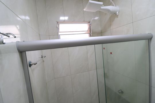 Banheiro de kitnet/studio para alugar com 1 quarto, 20m² em Martins, Uberlândia