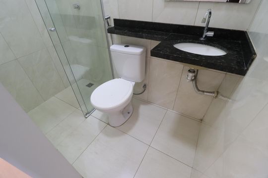 Banheiro de kitnet/studio para alugar com 1 quarto, 20m² em Martins, Uberlândia
