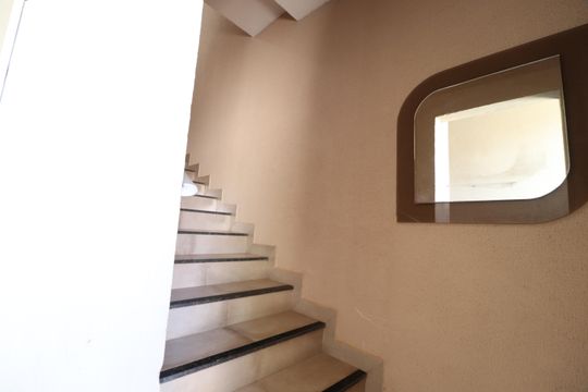 Escada de acesso de kitnet/studio para alugar com 1 quarto, 20m² em Martins, Uberlândia