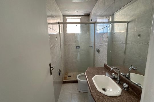 Banheiro de apartamento para alugar com 2 quartos, 65m² em Campinho, Rio de Janeiro