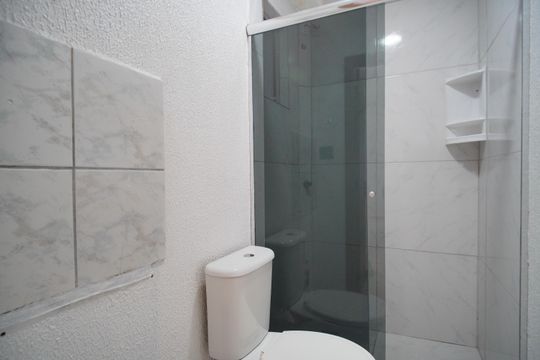 Banheiro social de apartamento à venda com 2 quartos, 38m² em Canudos, Novo Hamburgo