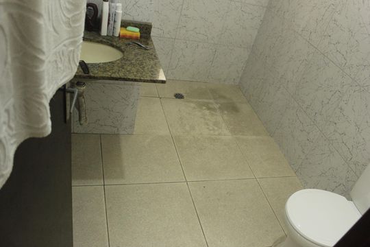Banheiro social de apartamento à venda com 2 quartos, 74m² em Centro, Guarulhos