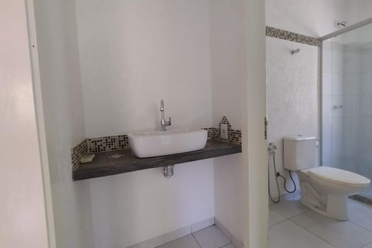 Banheiro de apartamento à venda com 1 quarto, 43m² em Morro Santana, Porto Alegre