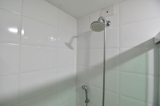 Banheiro de apartamento à venda com 2 quartos, 60m² em Boa Vista, Curitiba
