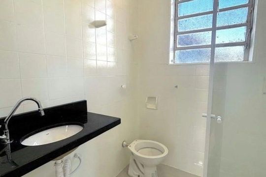 Banheiro de apartamento à venda com 2 quartos, 45m² em Santana, Porto Alegre