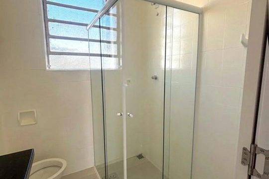 Banheiro de apartamento à venda com 2 quartos, 45m² em Santana, Porto Alegre
